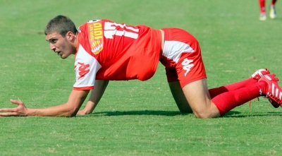 בן אלגרבלי על הדשא. ב&qout;ש ספגה המון והחמיצה (משה חרמון)