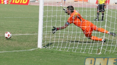 רון שושן הודף את הפנדל השני במשחק (משה חרמון)