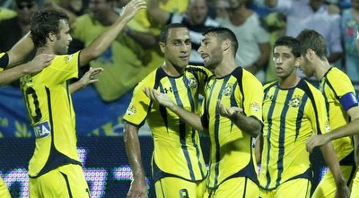 שחקני מכבי מברכים את עטר (יוסי ציפקיס)