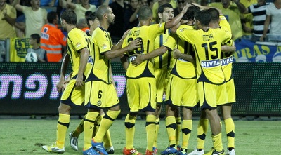 שחקני מכבי מברכים את עטר (יוסי ציפקיס) שחקני מכבי מברכים את עטר (יוסי ציפקיס)