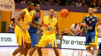 פרנק האסל ולורנס היל. בקבוצה מרוצים מההגנה (משה חרמון)