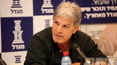 משה פונטי. &qout;מגיעות מחמאות לספורטאיות&qout; (יוסי ציפקיס)