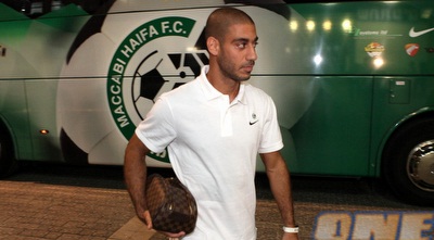 יניב קטן יוצא מהאוטובוס בבלומפילד (יוסי ציפקיס)