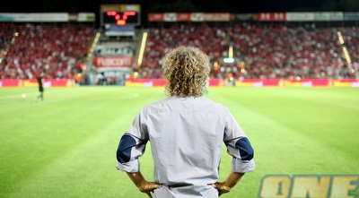 ראובן עטר מביט על בלומפילד המלא (יוסי ציפקיס)