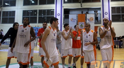 שחקני נס ציונה חוגגים. מתקרבים לחצי גמר הפלייאוף (חגי ניזרי) שחקני נס ציונה חוגגים. מתקרבים לחצי גמר הפלייאוף (חגי ניזרי)