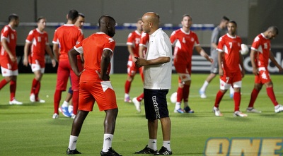 אבוקסיס עם שחקניו. &qout;נהיה חייבים לכבוש גול ראשון מהיר&qout; (יוסי ציפקיס) אבוקסיס עם שחקניו. &qout;נהיה חייבים לכבוש גול ראשון מהיר&qout; (יוסי ציפקיס)