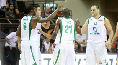 שחקני מכבי חיפה חוגגים (חגי ניזרי)