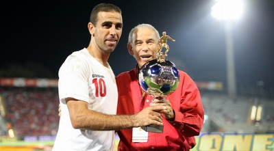 משה תאומים מעניק לבאדיר גביע הוקרה לפני ההתמודדות (יוסי ציפקיס)