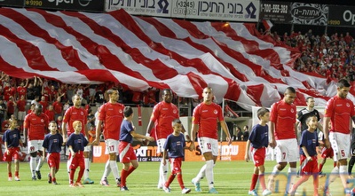 השחקנים עולים למגרש (יוסי ציפקיס)