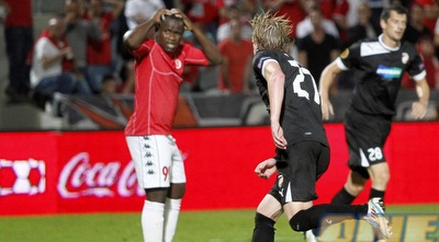 תמוז תופס את הראש, הצ´כים חוגגים (יוסי ציפקיס)