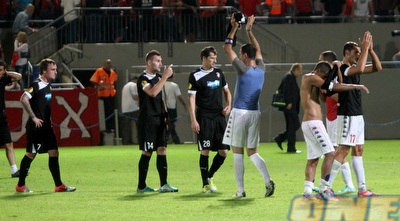 שחקני פלזן מודים לאוהדים הצ´כים (חגי ניזרי)