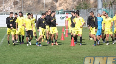 שחקני בית&qout;ר באימון (גיא בן זיו)