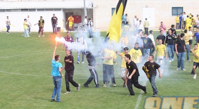 אוהדי בית&qout;ר פורצים לאימון (גיא בן זיו)