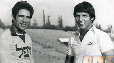 שפיגל במדי מכבי ת&qout;א (האתר הרשמי)