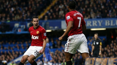 ולנסיה וואן פרסי חוגגים נגד צ´לסי. מפגש עם האקסית (רויטרס)