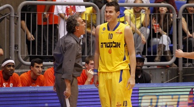 גיא פניני מתווכח עם אפי בירנבוים (יוסי ציפקיס)