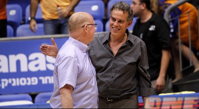 אפי בירנבוים מרוצה (יוסי ציפקיס) אפי בירנבוים מרוצה (יוסי ציפקיס)