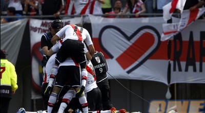 שחקני ריבר פלייט חוגגים מוקדם מדי (רויטרס) שחקני ריבר פלייט חוגגים מוקדם מדי (רויטרס)