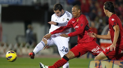 היגוואין בועט לעבר השער של אוואט (רויטרס)