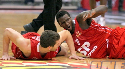 קרטיס קלע ומתן נאור על הפרקט. הקפטן לא אהב את ההפסד (משה חרמון)