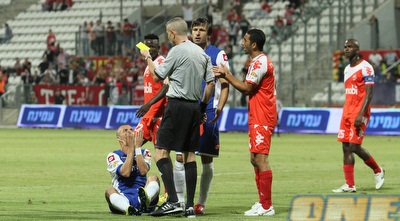 אלעד גבאי מתחנן בפני חיים יעקב שלא ירחיקו (עמית מצפה)