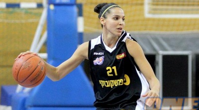 אהרונוב שומרת על אורטל אורן (יניב גונן) אהרונוב שומרת על אורטל אורן (יניב גונן)