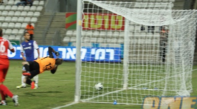 הבעיטה של נאסר נוחתת לפני קו השער של עמוס (עמית מצפה)