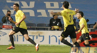 עזריאל רץ באמוק לאחר השער השני (משה חרמון)