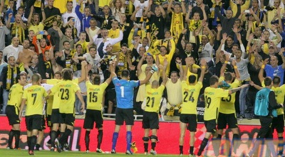 שחקני בית&qout;ר הולכים להודות לקהל (משה חרמון)