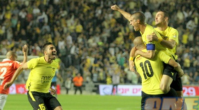 בן שושן חוגג את הראשון עם החברים (משה חרמון)