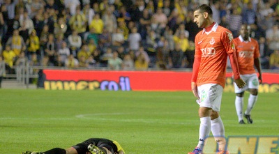 רועי גורדנה מתסכל על שחקן בית&qout;ר שוכב (משה חרמון)