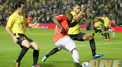 תמוז מנסה להעביר כדור (משה חרמון)