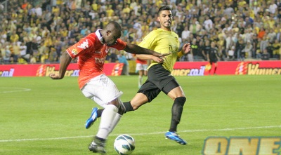 תמוז בועט לעבר השער (משה חרמון)