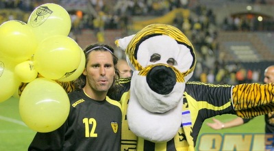 פרננדס עם הקמע (משה חרמון) פרננדס עם הקמע (משה חרמון)