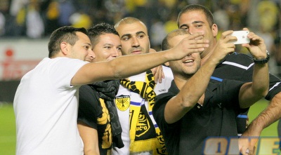 ערן לוי מצטלם עם אוהדים בסיום (משה חרמון)