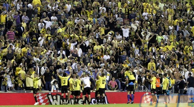 שחקני בית&qout;ר חוגגים עם האוהדים (יוסי ציפקיס)