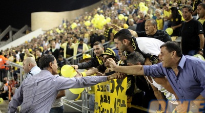 אלי כהן עם האוהדים. יחגוג שוב? (יוסי ציפקיס)