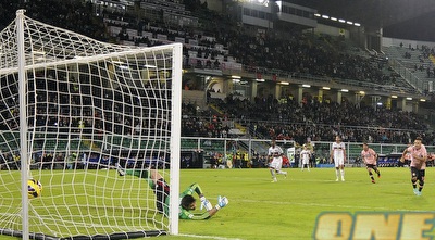 מיקולי כובש בפנדל (רויטרס)