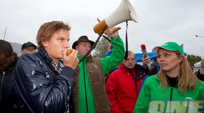 ווסן מפגין נגד סגירת המפעל