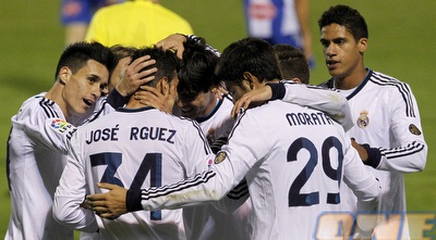 שחקני ריאל מדריד מאושרים אחרי השער השלישי (רויטרס) שחקני ריאל מדריד מאושרים אחרי השער השלישי (רויטרס)