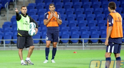 בנין (עם טל בן חיים, שמתאמן בקבוצה) הערב באצטדיון החדש (יניב גונן)