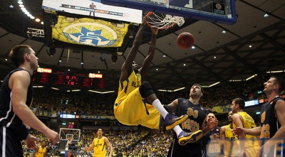 הפולנים צופים בג´יימס מטביע. ומה עם קצת ציפורניים? (יוסי ציפקיס)