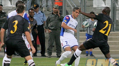 עאבד מול לוקמן בפתיחת ההתמודדות בין ק&qout;ש לעכו (משה חרמון)