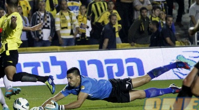 הרוש משתלט על הכדור. עצר את פרננדס בפתיחה (יוסי ציפקיס)