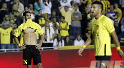 קריאף נושך את החולצה. הנגיחה לא מצאה את המסגרת (יוסי ציפקיס)