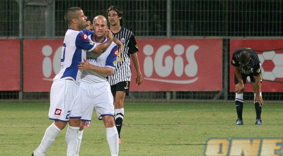 לוי וגזל מרוצים, שבתאי ברקע (משה חרמון)