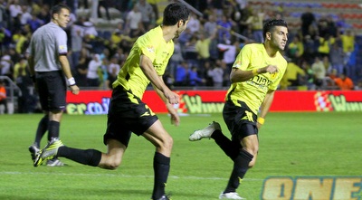 אבי ריקן רץ לחגוג עם אופיר קריאף (יניב גונן)