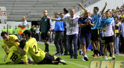 קריאף ומגרלשווילי חוגגים עם אבי ריקן, גם בספסל מאושרים (יניב גונן)