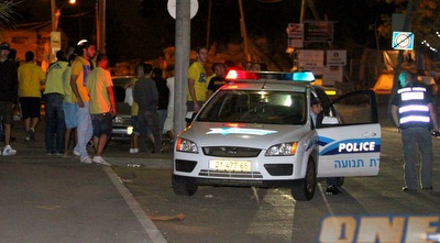 ניידת משטרה. החקירה בעיצומה (שי לוי) ניידת משטרה. החקירה בעיצומה (שי לוי)