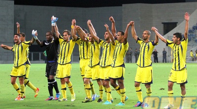 שחקני מכבי תל אביב חוגגים (שי לוי) שחקני מכבי תל אביב חוגגים (שי לוי)